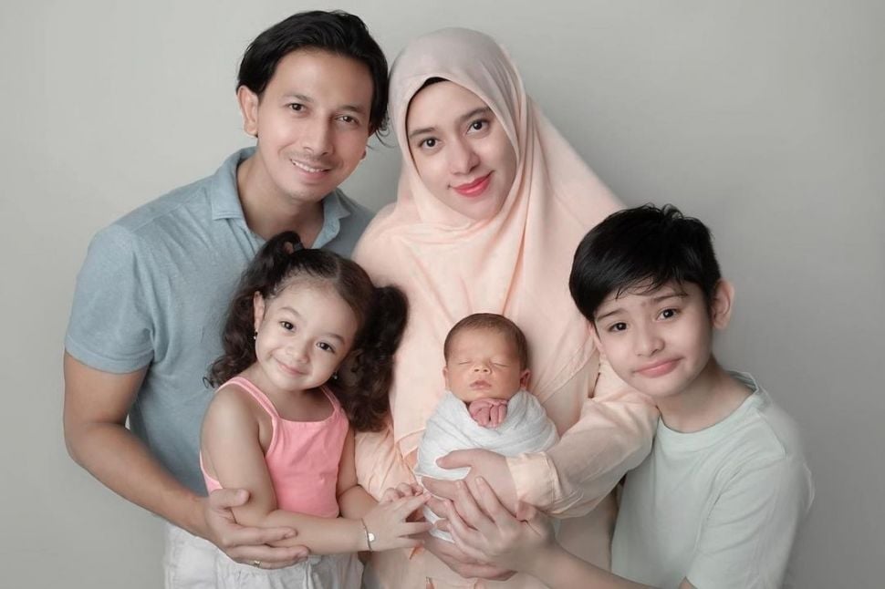 Sonny Septian dan Fairuz A Rafiq bresama tiga anaknya. [Instagram]