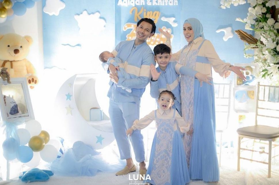 Sonny Septian dan Fairuz A Rafiq bersama anak, di acara aqiqah anak bungsunya. [Instagram]