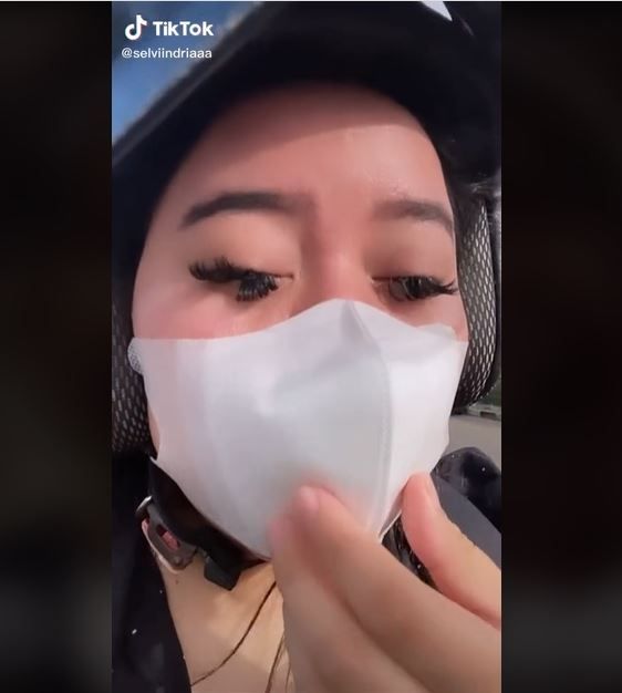 Viral Pakai Bulu Mata Palsu saat Naik Motor, Begini Endingnya (tiktok.com/@selviindriaaa)