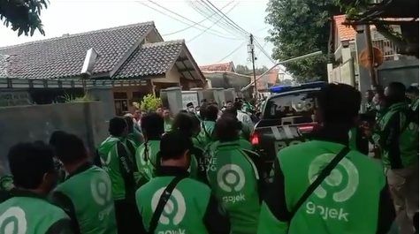 Viral Rumah Pelanggan Digeruduk Puluhan Ojol Cirebon. (Instagram/@lambe_ojol)