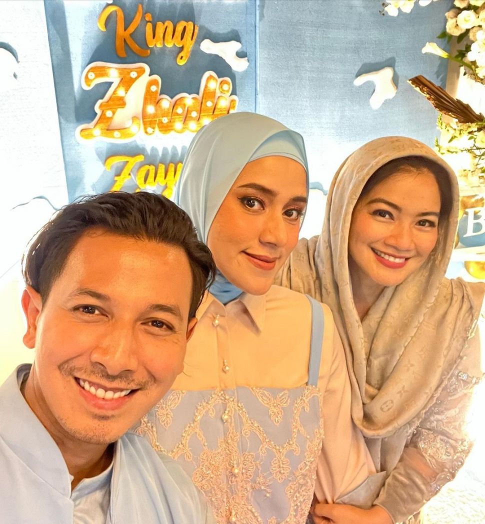 Sonny Septian, Fairuz A Rafiq dan Titi Kamal di acara aqiqahan anak bungsunya. [Insagram]