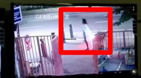 Viral CCTV Pria Serang Pemotor Pakai Benda Tajam. (Instagram/@warungjurnalis)