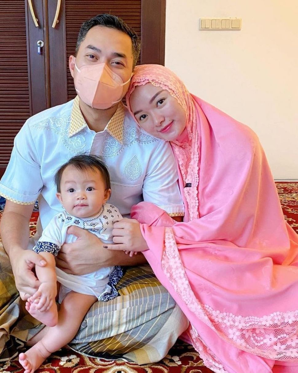 Zaskia Gotik bersama suami dan putri kecilnya. [Instagram]