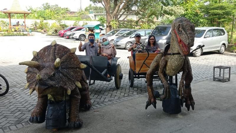 Replika Dinosaurus yang bisa mengangkut orang dan bergerak sendiri. (SuaraJogja.id/HO-Jagad Art Studio)