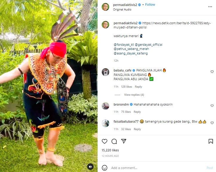 Abu Janda Menari Pakai Baju Adat Dayak Rayakan Edy Mulyadi Ditahan. (Instagram/@permadiaktivis2)