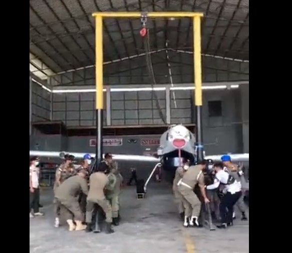 Susi Air dikeluarkan paksa (twitter.com/susipudjiastuti)