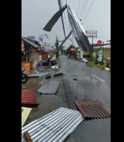 gambaran angin puting beliung hajar kawasan Blok O banguntapan, Bantul. [upiljaran / Twitter]