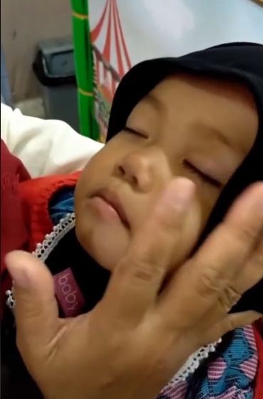 Momen seorang bayi susah dibangunkan oleh ibunya, tetap terlelap meski seluruh badan digoyangkan. (TikTok/aiisitikudsiah)