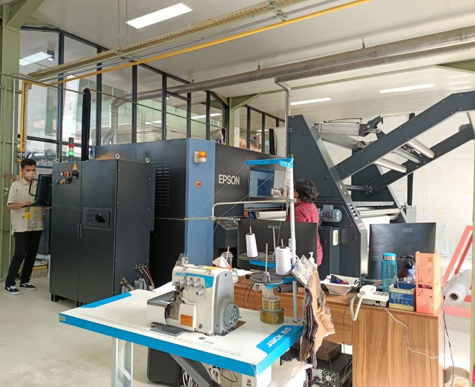 Epson Monna Lisa Evo Tre 16 di Pabrik Bajukertas & Co, Bandung, Jawa Barat. (Restu Fadilah/Suara.com)
