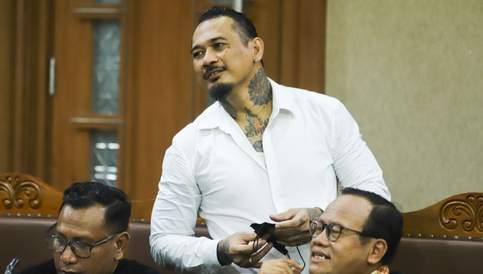 Musisi I Gede Ari Astina atau Jerinx SID saat akan menjalani sidang lanjutan kasus pengancaman di Pengadilan Negeri Jakarta Pusat, Rabu (2/2/2022). [Suara.com/Alfian Winanto]