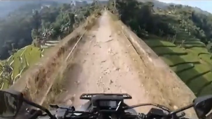 Viral Pemotor Tremor Lewat Jembatan, Penampakannya Bikin Ngeri (TikTok)