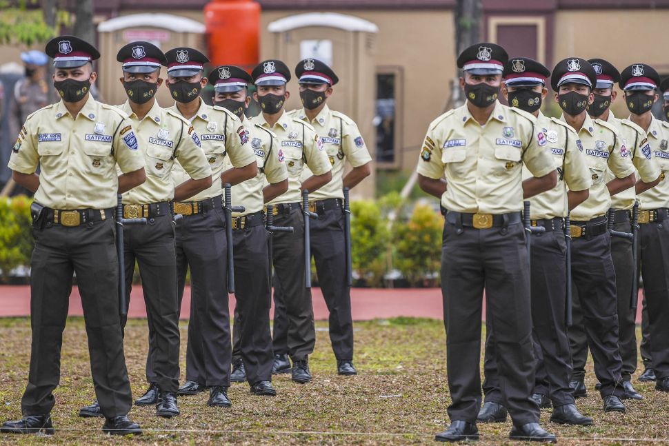 Personel Satuan Pengamanan (Satpam) dengan seragam barunya berbaris pada Upacara Hari Ulang Tahun ke-41 Satpam di Lapangan Bhayangkara, Mabes Polri, Jakarta, Rabu (2/2/2022). ANTARA FOTO/Galih Pradipta