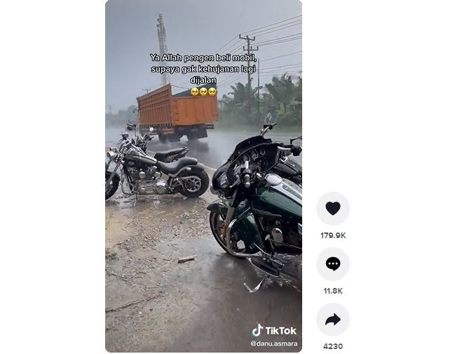 Pengendara Motor Berharap Bisa Beli Mobil Agar Tak Kehujanan. (TikTok)