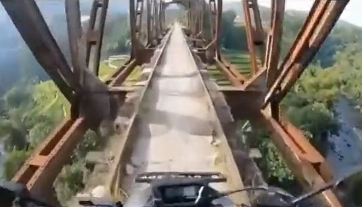 Viral Pemotor Tremor Lewat Jembatan, Penampakannya Bikin Ngeri (TikTok)
