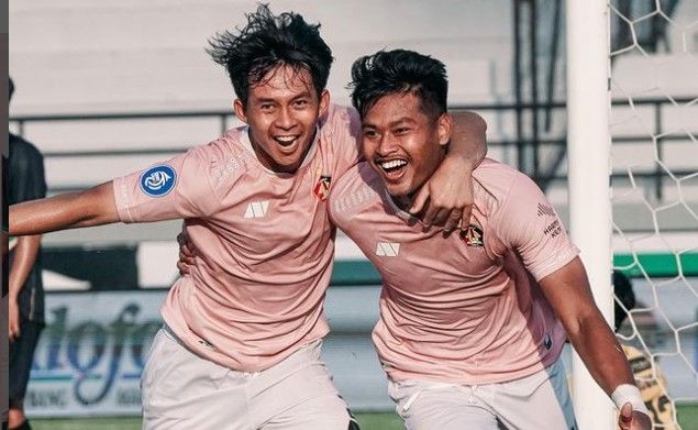Striker Persik Kediri, Septian Bagaskara (kanan) dan Risna Prahalabenta merayakan gol yang dicetak ke gawang PSS Sleman dalam laga di Stadion Kapten I Wayan Dipta, Gianyar, Bali, Rabu (2/2/2022). [Instagram @persikfcofficial]