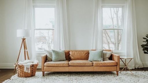 Warna netral untuk menyiasati ruangan minimalis (Foto: Pexels - Leah Kelley)