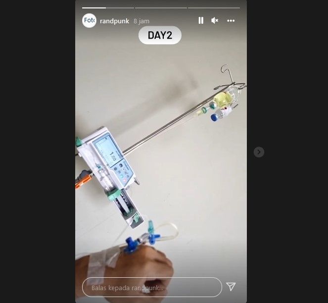Randy Pangalila terinveksi Covid-19 jenis omicron dan harus dirawat di rumah sakit. [Instagram]