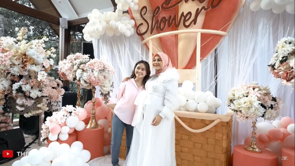 Adu Gaya Artis di Baby Shower Aurel Hermansyah (YouTube/The Hermansyah A6)