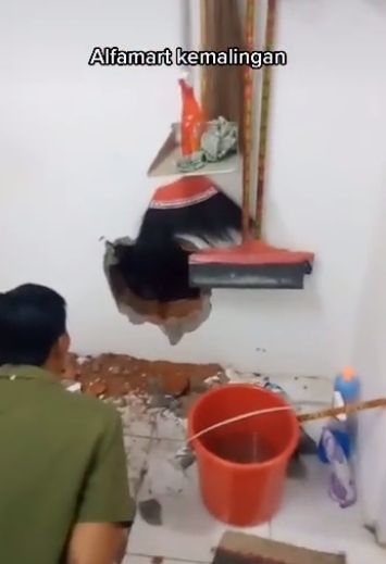 Penampakan lubang yang dibobol maling di tembok belakang. (TikTok/cookies_6757)