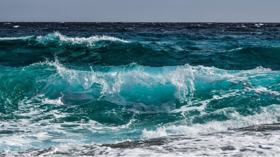 Sumber foto: https://pixabay.com/photos/waves-sea-ocean-beach-blue-water-3473335/