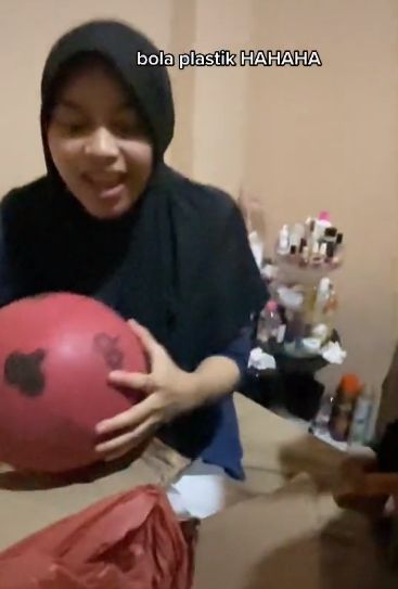 Seorang perempuan syok ketika ternyata dapat kado bola plastik. (TikTok/syavqi)