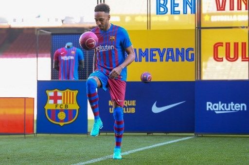 Pierre-Emerick Aubameyang diperkenalkan secara resmi sebagai pemain anyar Barcelona di Camp Nou, Kamis (3/2/2022). [AFP]