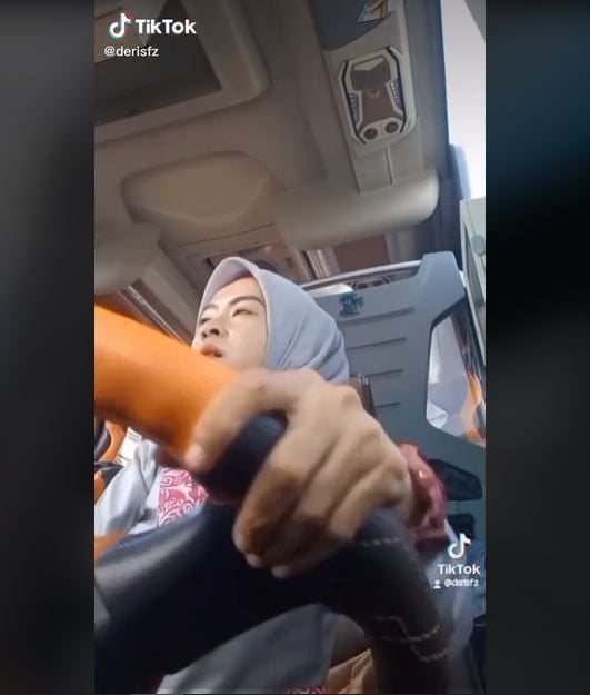 Viral Wanita Berhijab Bekerja Jadi Sopir Bus (tiktok.com/derisfz)