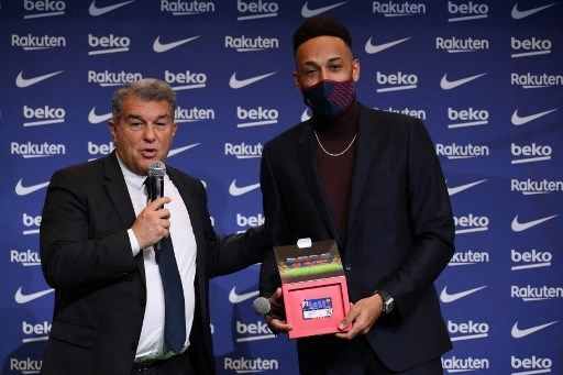 Pierre-Emerick Aubameyang diperkenalkan secara resmi sebagai pemain anyar Barcelona di Camp Nou, Kamis (3/2/2022). [AFP]