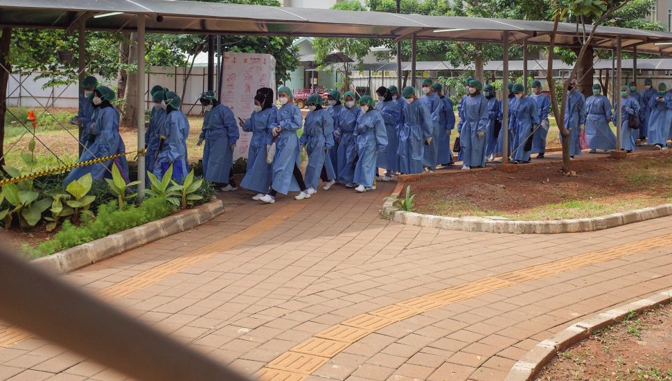 Para nakes beraktivitas di area RSDC Wisma Atlet Kemayoran, Jakarta Pusat, Jumat (4/2/2022). [Suara.com/Hyoga Dewa].