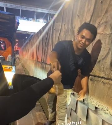 Momen transaksi jual beli tahu bulat serasa drive thru saat kemacetan di jalan raya. (TikTok/fds_95)