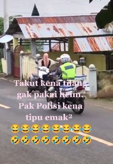 Momen seorang polisi melewati emak-emak begitu saja saja saat si wanita hendak pura-pura masuk ke rumah warga. (TikTok/bangzamsharis)