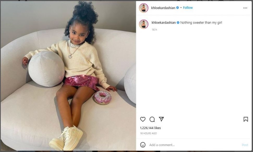 Khloe Kardashian Unggah Foto True Thompson Bawa Tas Mini Rp60 Juta (instagram.com/khloekardashian)