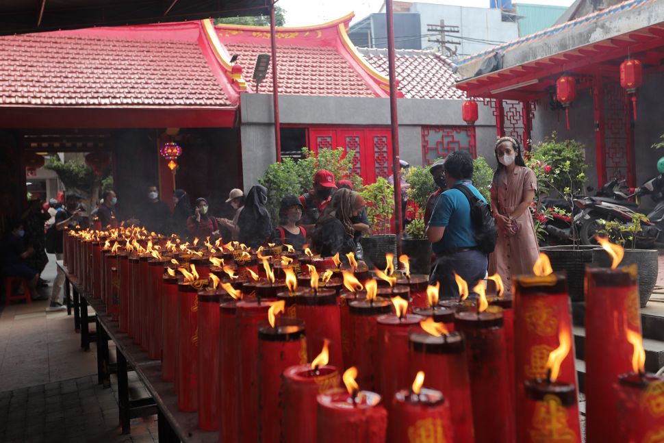 Peserta mengikuti Tur Pecinan Jakarta di Vihara Toasebio, Glodok, Jakarta, Minggu (6/2/2022). [Suara.com/Angga Budhiyanto]