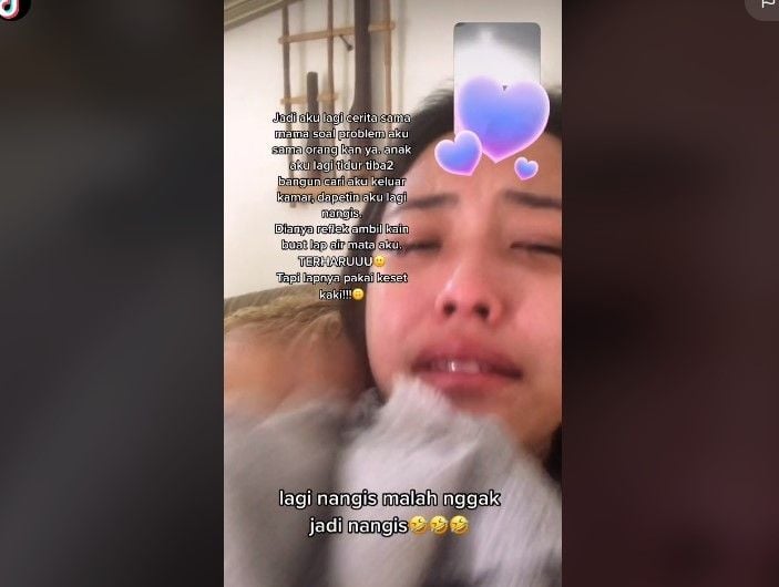 Anak mengusap air mata ibu (tiktok.com/@tiazulkarnain1)