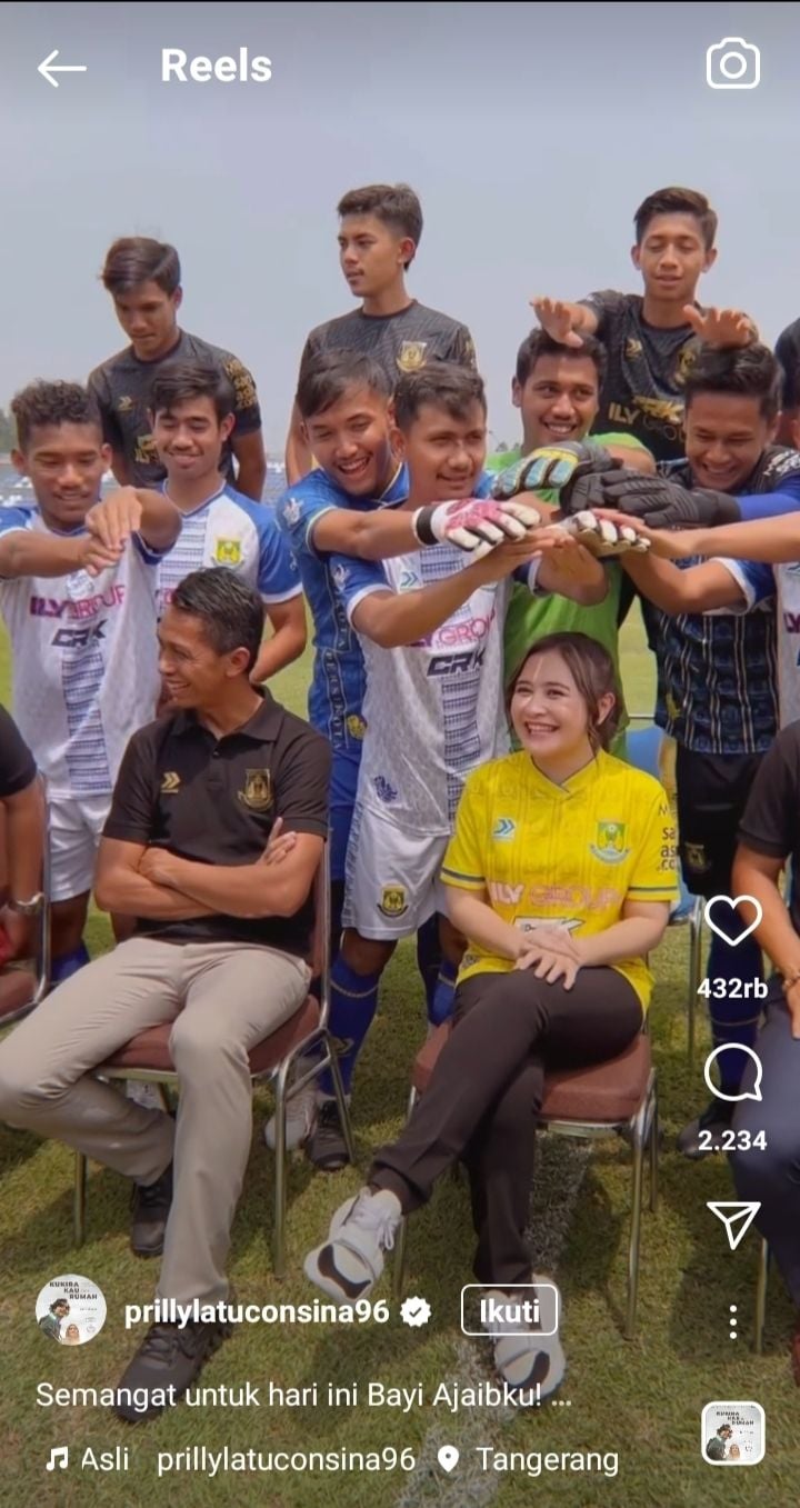 Potret Prilly Latuconsina Bareng Klub Bola Miliknya. (Instagram/prillylatuconsina96)