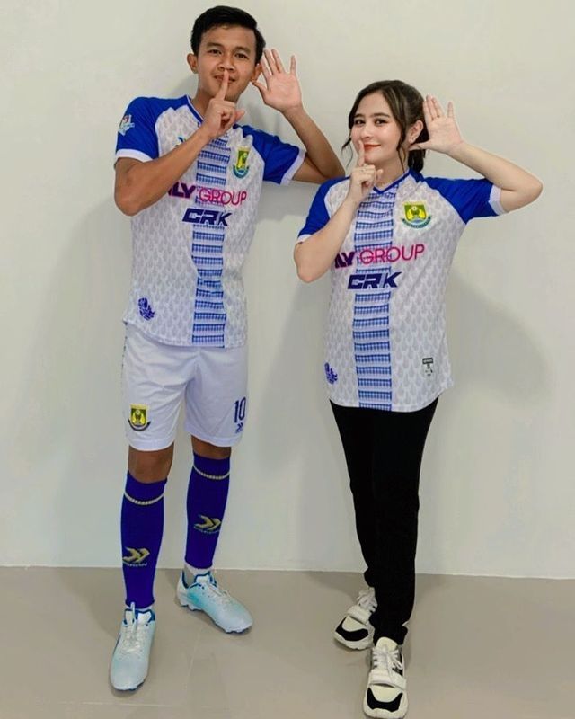 Potret Prilly Latuconsina Bareng Klub Bola Miliknya. (Instagram/prillylatuconsina96)