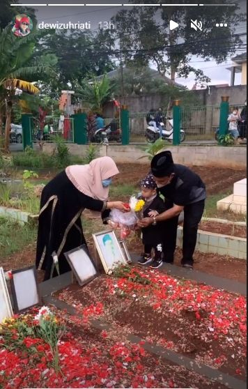  Momen Gala Sky Ziarah ke Makam Vanessa Angel-Bibi. (Instagram/dewizuhriati dan anggiepaturusi)