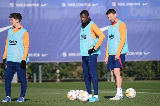 Ousmane Dembele berlatih bersama rekan-rekannya di Barcelona pada 22 Januari 2022. [AFP]