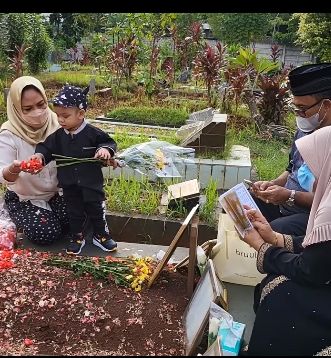  Momen Gala Sky Ziarah ke Makam Vanessa Angel-Bibi. (Instagram/dewizuhriati dan anggiepaturusi)