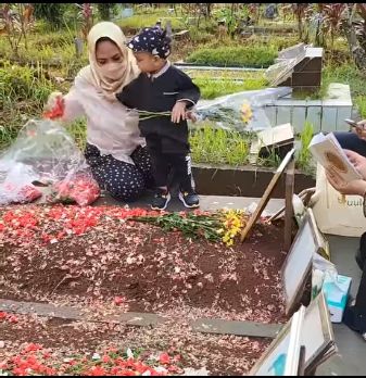  Momen Gala Sky Ziarah ke Makam Vanessa Angel-Bibi. (Instagram/dewizuhriati dan anggiepaturusi)