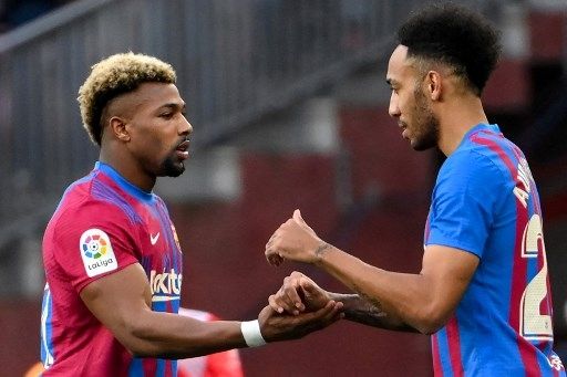 Adama Traore digantikan oleh Pierre-Emerick Aubameyang saat Barcelona menjamu Atletico Madrid di laga La Liga yang digelar di Camp Nou, Minggu (6/2/2022). [AFP]