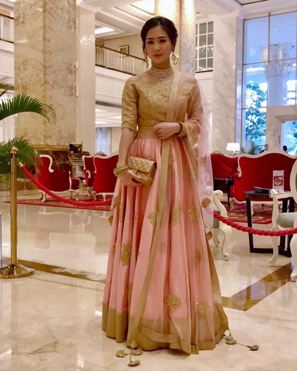 Bunga Zainal cantik mengenakan lehenga. [Instagram]