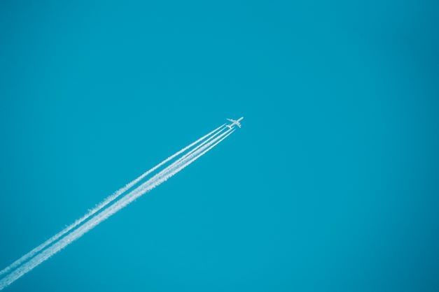 Ilustrasi pesawat, chemtrail di langit. (Envato)