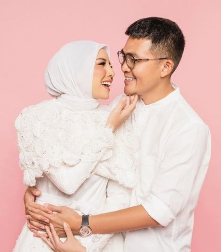 Tya Ariestya dan suaminya, Irfan Ratinggang [Instagram/@tya_ariestya]