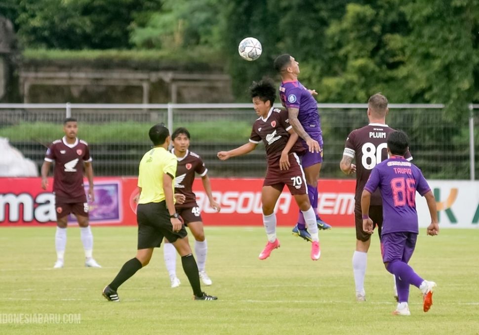 Gelandang PSM Makassar Muhammad Rafli Asrul saat berduel udara dengan pemain Persik Kediri (Dok. Liga Indonesia Baru)