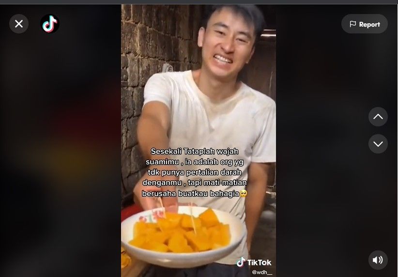 Bikin Terenyuh, Lelaki Ini Kepergok Rela Cuma Makan Biji Mangga, Dagingnya Untuk Sang Istri. (Dok: TIkTok/wdh__)