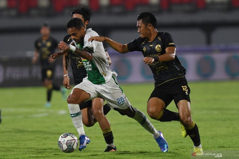 Pesepakbola PSS Sleman, Juninho (kiri). [ANTARA FOTO/Nyoman Budhiana]