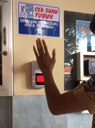 Momen saat alarm langsung berbunyi usai kejahilan siswa memanaskan tangannya. (TikTok/utieilish)