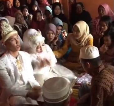 Momen seorang teman perempuan menabok sohibnya usai sah menjadi istri orang. (TikTok/addfjsiis)