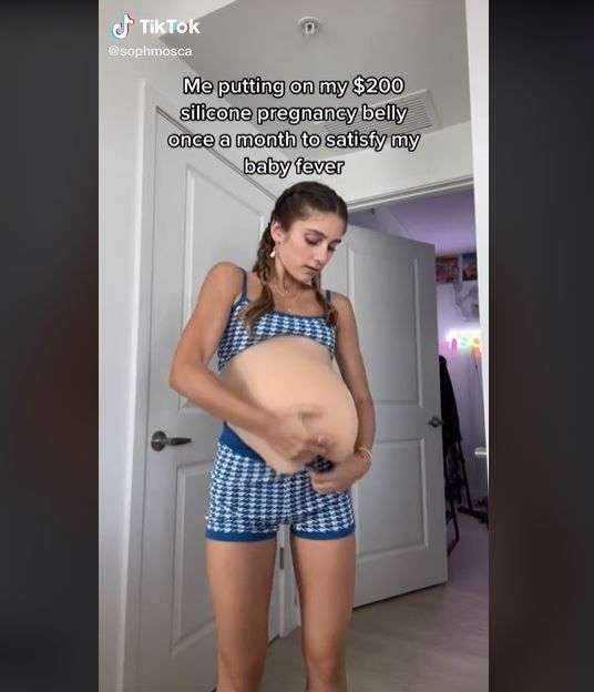 Wanita Pakai Baby Bump Palsu untuk Memuaskan Keinginan Hamil (tiktok.com/sophmosca)